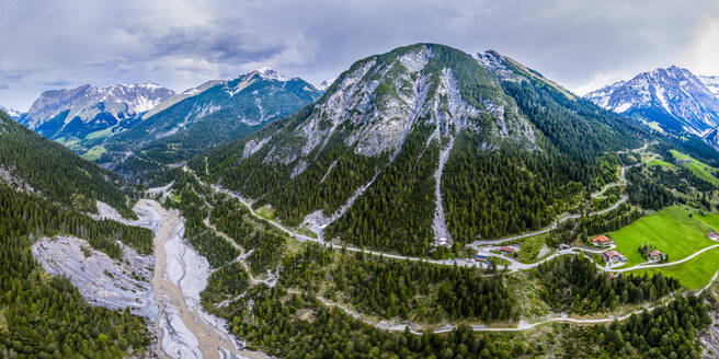 Luftaufnahme über Boden am Hahntennjoch, Lechtal, Tirol, Österreich - STSF02043