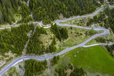 Luftbild über Serpentinen am Hahntennjoch, Lechtal, Tirol, Österreich - STSF02044