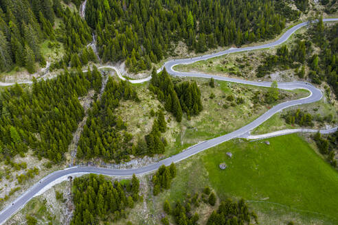 Luftbild über Serpentinen am Hahntennjoch, Lechtal, Tirol, Österreich - STSF02044