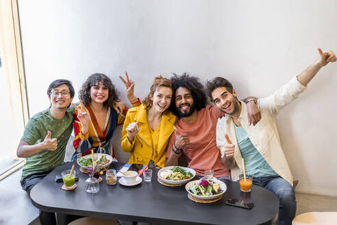 Porträt einer fröhlichen Gruppe von Freunden in einem Restaurant - AFVF03480