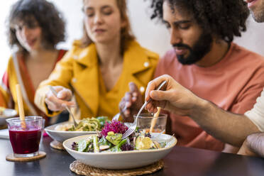 Freunde beim Mittagessen in einem Restaurant - AFVF03481