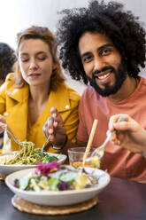 Freunde beim Mittagessen in einem Restaurant - AFVF03487