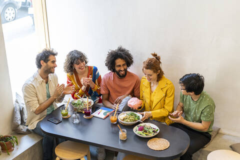 Gruppe von Freunden beim Mittagessen in einem Restaurant, lizenzfreies Stockfoto