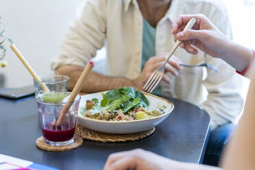 Nahaufnahme von Menschen beim gesunden Mittagessen in einem Restaurant - AFVF03519