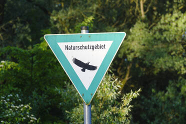 Nahaufnahme eines Schildes in einem Naturschutzgebiet in Bayern, Deutschland - SIEF08727