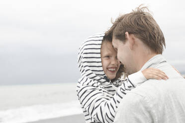 Glückliches Mädchen mit ihrem Vater am Meer - EYAF00271