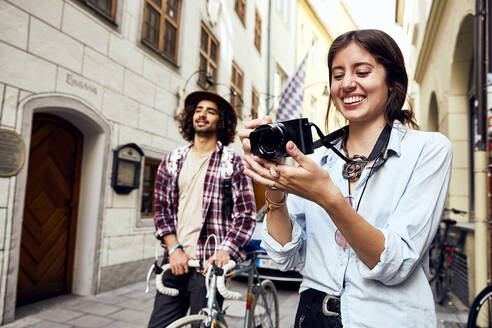 Junges Paar beim Fotografieren - SUF00575