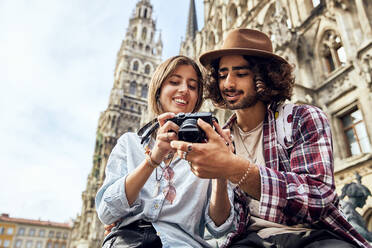 Junges Paar beim Fotografieren - SUF00580