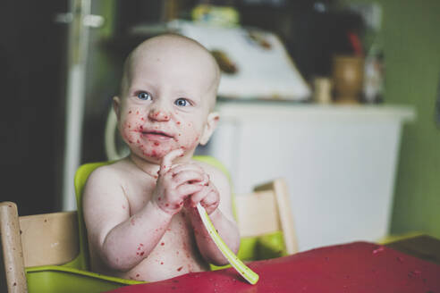 Babyjunge macht beim Essen Unordnung - IHF00156