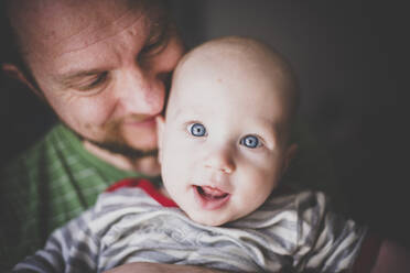 Porträt eines Vaters, der seinen kleinen Jungen hält - IHF00159