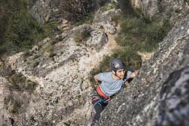Mann klettert in Felswand - RSGF00219