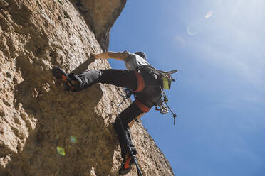 Man climbing in rock wall - RSGF00225