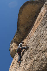 Man climbing in rock wall - RSGF00226