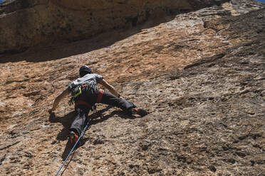 Mann klettert in Felswand - RSGF00227