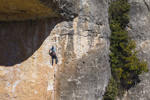 Mann klettert in Felswand - RSGF00229