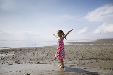 Glückliches kleines Mädchen am Strand, Bergen op Zoom, Niederlande - KMKF00987