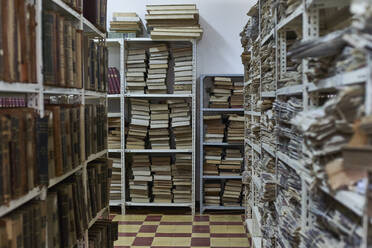 Sammlung von Büchern und Zeitungen in der Nationalbibliothek, Maputo, Mocambique - VEGF00342