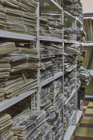 Sammlung von Büchern und Zeitungen in der Nationalbibliothek, Maputo, Mocambique, lizenzfreies Stockfoto