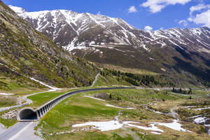 Luftaufnahme der Lawinenschutzgalerie an der Kühtai-Passstraße, Tirol, Österreich - STSF02056