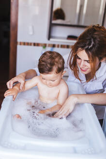 Mutter badet ihren kleinen Sohn - LJF00268