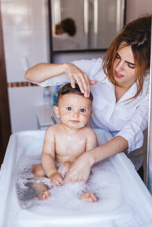 Mutter badet ihren kleinen Sohn - LJF00272