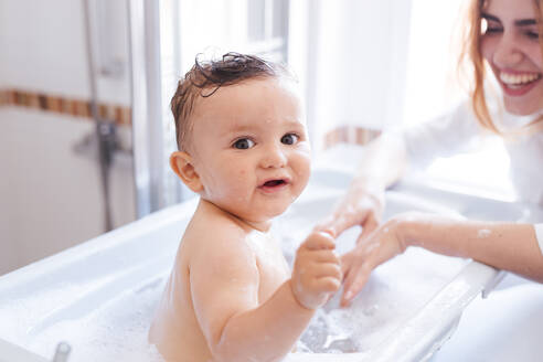 Mutter badet ihren kleinen Sohn - LJF00273