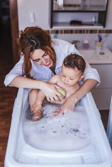Mutter badet ihren kleinen Sohn - LJF00275
