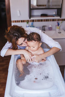 Mutter badet ihren kleinen Sohn - LJF00276