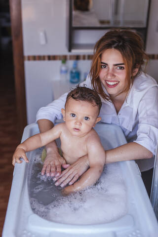Mutter badet ihren kleinen Sohn, lizenzfreies Stockfoto