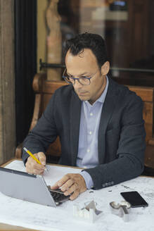 Businessman at work in a coffee shop - ALBF00883