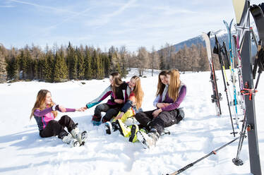 Fünf jugendliche Skifahrerinnen sitzen in einer verschneiten Landschaft, Tirol, Steiermark, Österreich - CUF51630