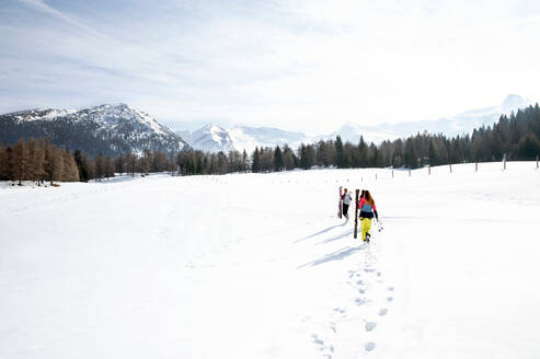 Fünf jugendliche Skifahrerinnen mit Skiern in verschneiter Landschaft, Rückansicht, Tirol, Steiermark, Österreich - CUF51672