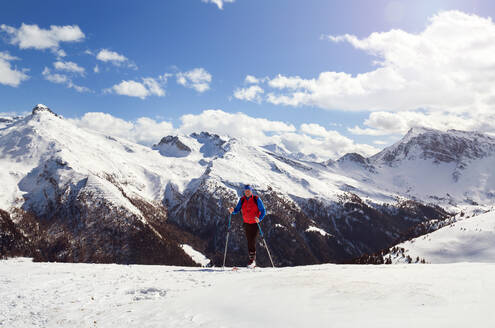 Älterer männlicher Skifahrer auf verschneitem Berg, Steiermark, Tirol, Österreich - CUF51726