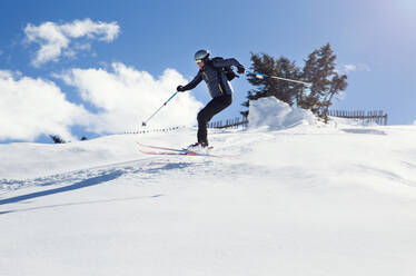 Älterer Mann beim Skifahren auf einem verschneiten Berg, Steiermark, Tirol, Österreich - CUF51729