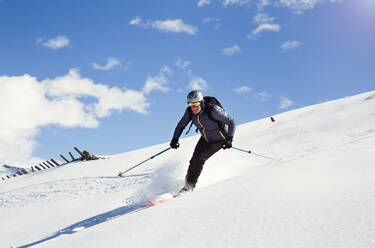 Älterer Mann beim Skifahren auf einem verschneiten Berg, Steiermark, Tirol, Österreich - CUF51730