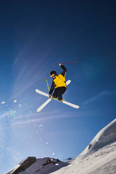 Skifahrer in der Luft, Saas-Fee, Wallis, Schweiz - CUF51759