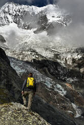 Wanderer genießt die Wanderung, Saas-Fee, Wallis, Schweiz - CUF51761