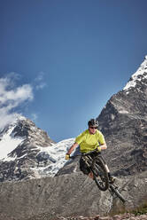Springender Mountainbiker, Saas-Fee, Wallis, Schweiz - CUF51769