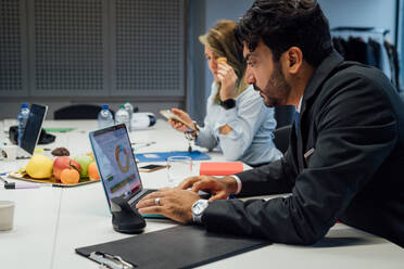 Geschäftspartner bei einer Brainstorming-Sitzung im Büro - CUF51794