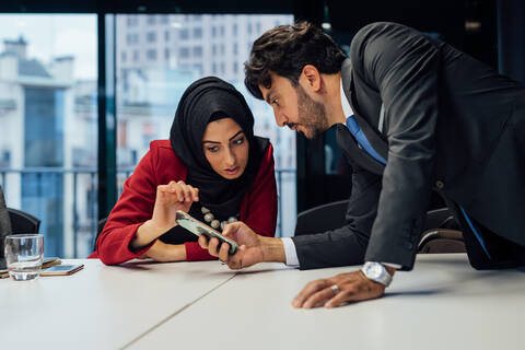 Geschäftspartner bei einem Treffen im Büro, lizenzfreies Stockfoto