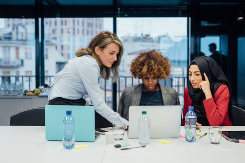 Geschäftspartner bei einer Brainstorming-Sitzung im Büro - CUF51800