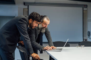 Geschäftspartner benutzen Laptop im Büro - CUF51801