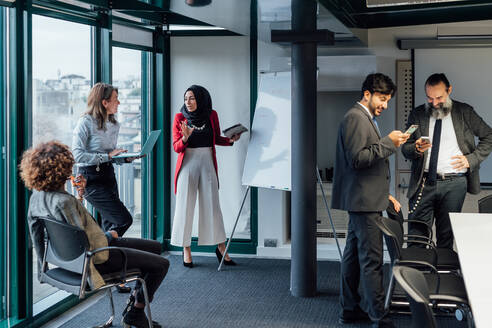 Geschäftspartner bei einer Brainstorming-Sitzung im Büro - CUF51803