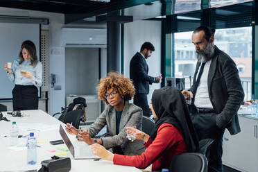 Geschäftspartner bei einer Brainstorming-Sitzung im Büro - CUF51804