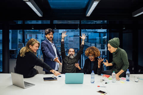 Geschäftspartner jubeln im Büro, lizenzfreies Stockfoto