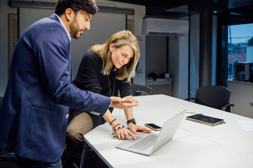 Geschäftspartner bei einer Brainstorming-Sitzung im Büro - CUF51821