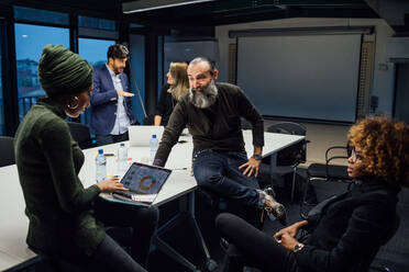 Geschäftspartner bei einer Brainstorming-Sitzung im Büro - CUF51822