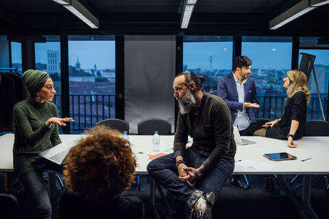 Geschäftspartner bei einer Brainstorming-Sitzung im Büro, lizenzfreies Stockfoto