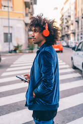 Young man exploring city, Milano, Lombardia, Italy - CUF51829