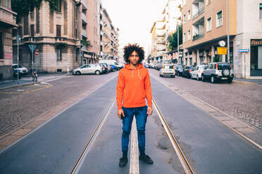 Junger Mann in der Mitte der Straße, Mailand, Lombardei, Italien - CUF51831